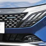 日産「新型“ちいさな高級車”」新登場！ オシャレグリル＆専用内装が「超豪華」！ キラキラ顔の「オーラAUTECH」どう変わったのか